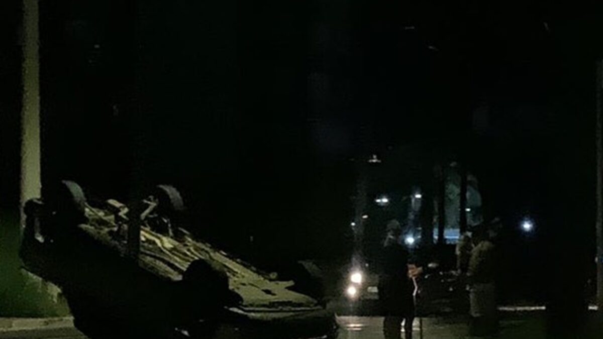 Carro capota na avenida Jamel Cecílio, em Goiânia