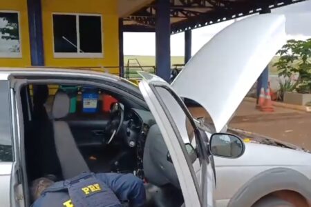 Homem que ia à Justiça para colocar tornozeleira eletrônica é preso com carro adulterado