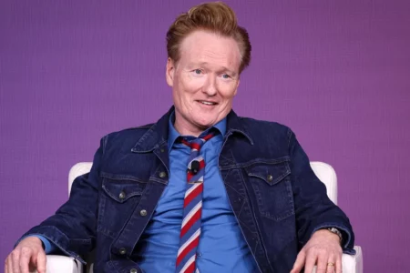 O comediante, escritor, produtor e ex-apresentador de programas de talk show e vencedor do Emmy, Conan O’Brien, foi escolhido para apresentar o 97º Oscar, anunciou a Academia de Artes e Ciências Cinematográficas na terça-feira.