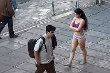 O que aconteceu com a estudante que tirou a roupa em público no Irã? Ahoo Daryaei foi detida após caminhar apenas roupas íntimas