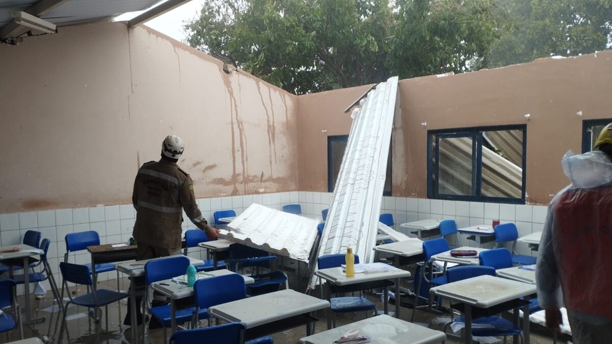 Chuva arranca telhas de salas de escola em Senador Canedo e deixa alunos feridos
