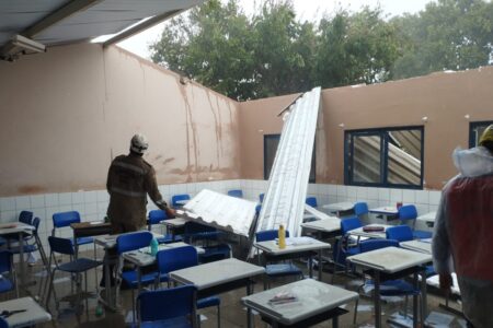 Chuva arranca telhas de salas de escola em Senador Canedo e deixa alunos feridos