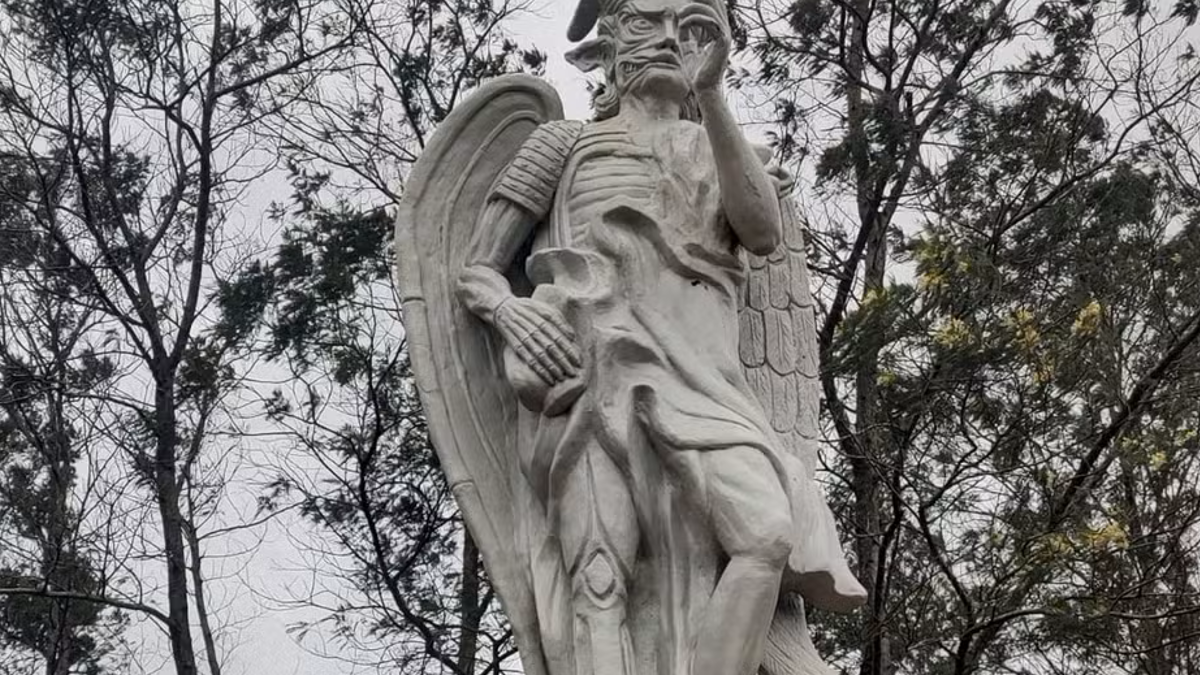 Estátua de Lúcifer erguida em santuário de Gravataí — Foto (Mestre Lukas de Bará da Rua/Divulgação)