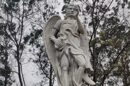 Estátua de Lúcifer erguida em santuário de Gravataí — Foto (Mestre Lukas de Bará da Rua/Divulgação)