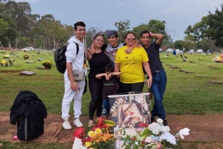 Fãs de Marília Mendonça prestam tributo à cantora no Dia de Finados, em Goiânia