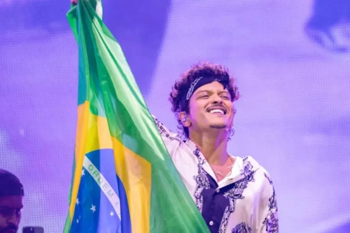 Bruno Mars recebe RG gigante em último show no Brasil: 'Bruno Márcio' Compartilhou os bastidores da confecção do documento