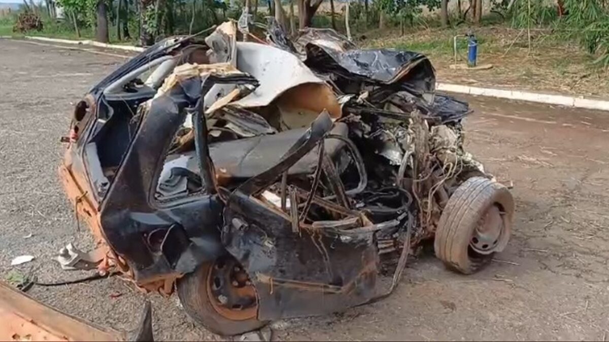 O carro colidiu de frente com um caminhão