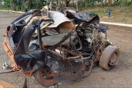 O carro colidiu de frente com um caminhão