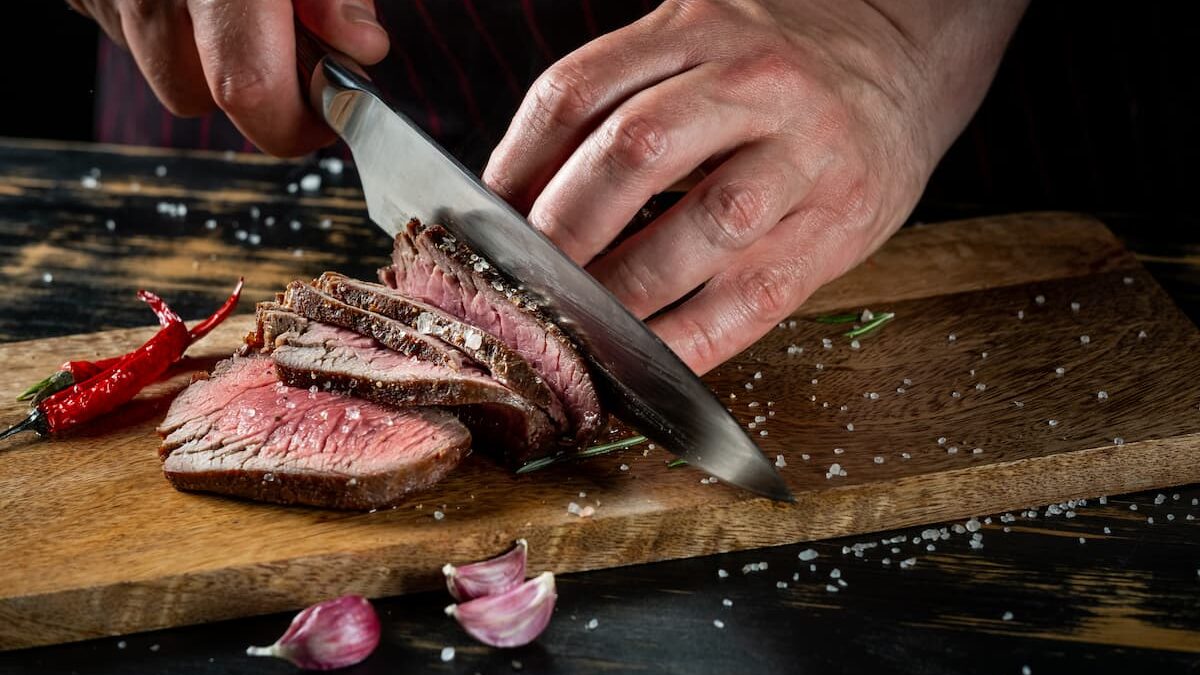 Por que podemos comer carne bovina malpassada, mas não frango malpassado? características de cada tipo de carne