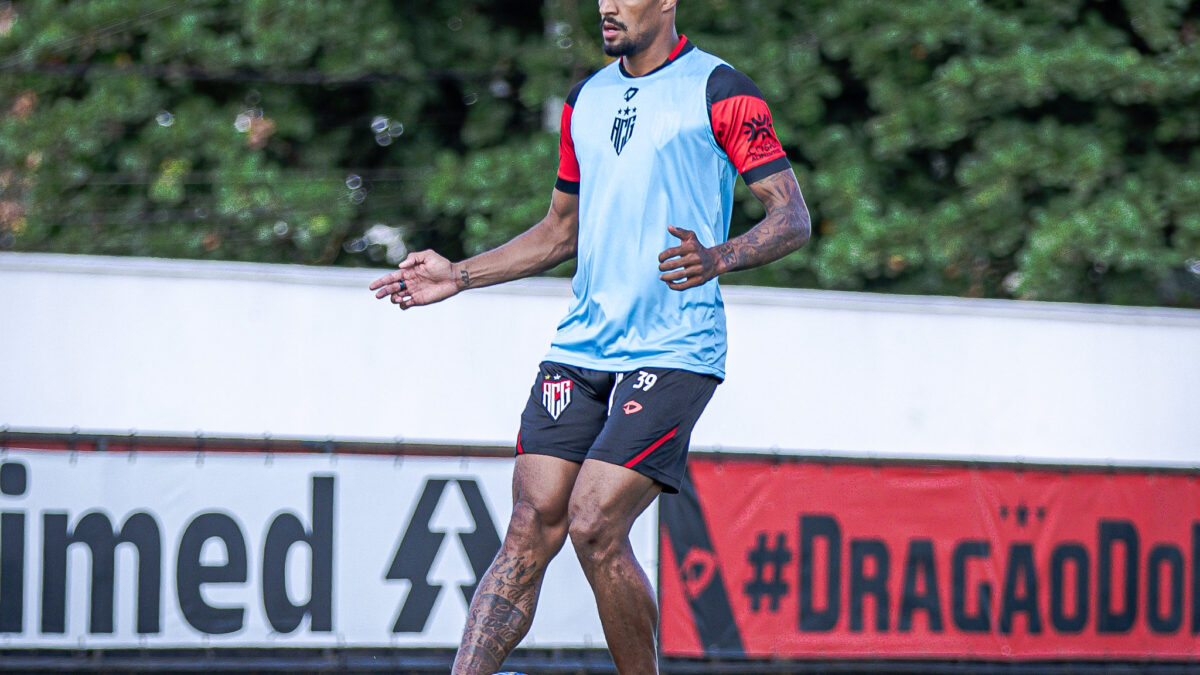 Luiz Felipe treinando, de colete, no CT do Dragão 2024