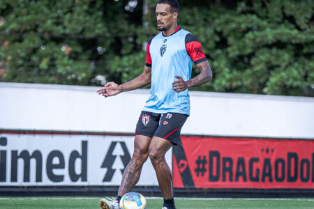 Luiz Felipe treinando, de colete, no CT do Dragão 2024