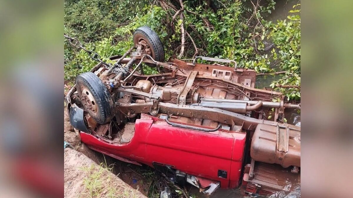 Caminhão caiu de uma ponte em um rio em Nova Crixás e passageiro morre
