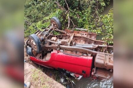 Caminhão caiu de uma ponte em um rio em Nova Crixás e passageiro morre