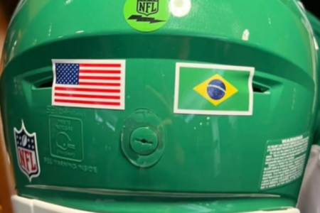 Capacete usado por Tanner McKee, com bandeira do Brasil (Foto: Instagram)