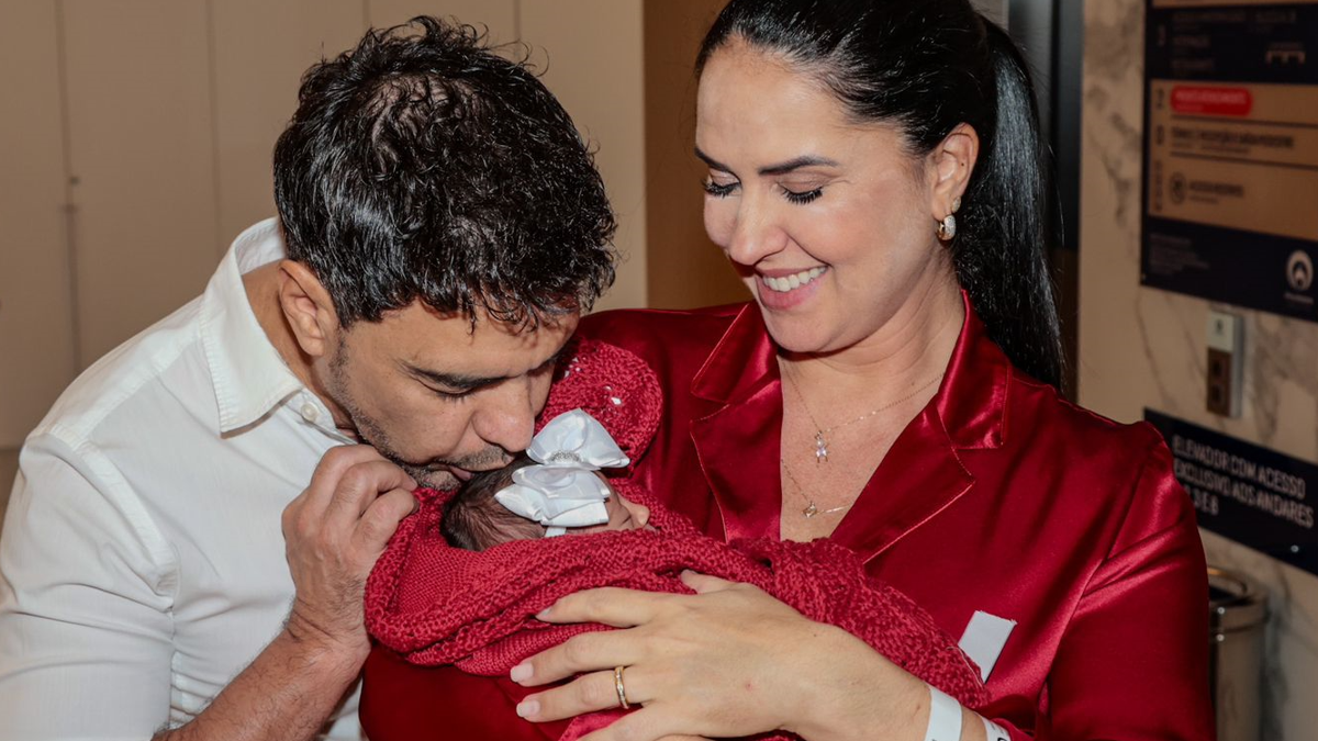 Zezé Di Camargo, Graciele Lacerda e a filha do casal (Fotos: AgNews)