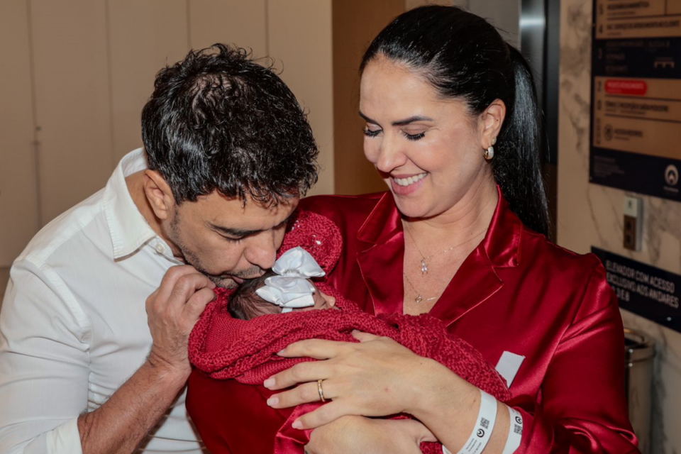 Zezé Di Camargo, Graciele Lacerda e a filha do casal (Fotos: AgNews)