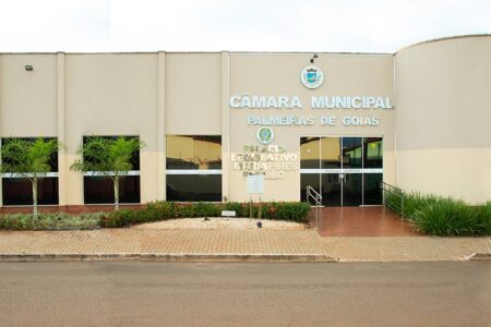 Vereadores de Palmeiras de Goiás cobram presidente da Câmara por reter salários