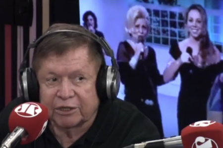 Boni, ex-diretor da Globo, e a apresentadora Hebe Camargo ao fundo (Foto: Reprodução)