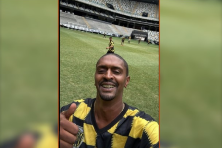 Direção da Galoucura bate uma bola na Arena MRV (Foto: Reprodução)