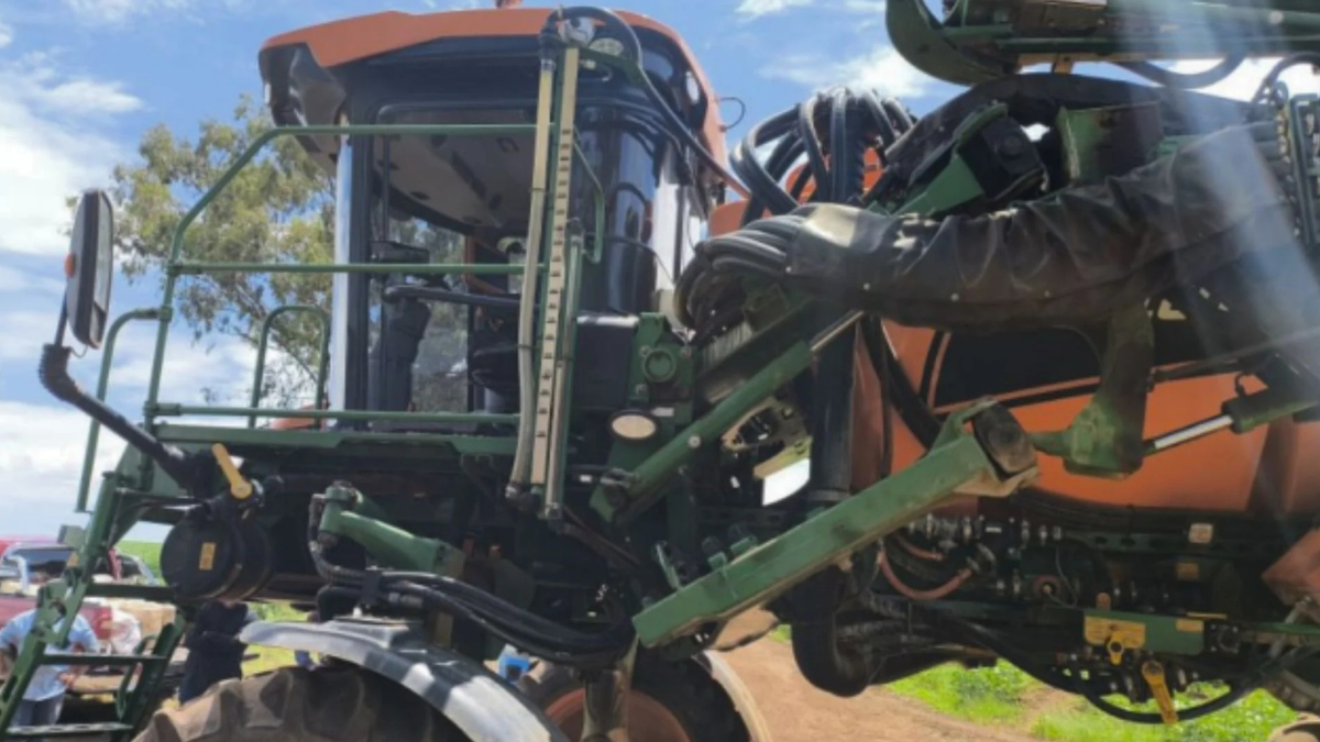 Imagem colorida mostra uma máquina agrícola que quase foi furtada em Anápolis.