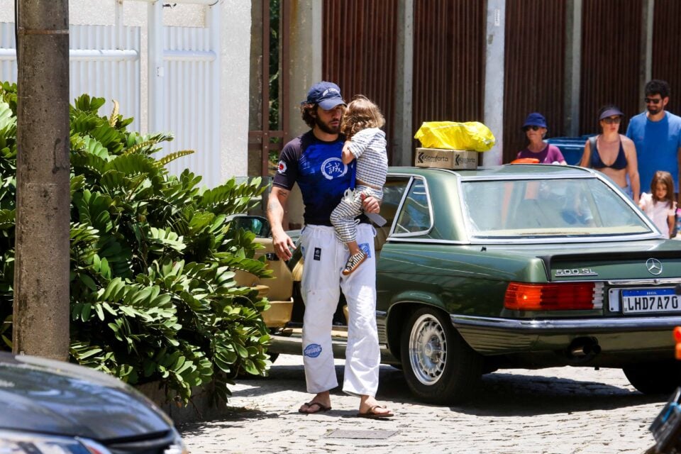 Chay Suede passeia com o filho José (Foto: AgNews)