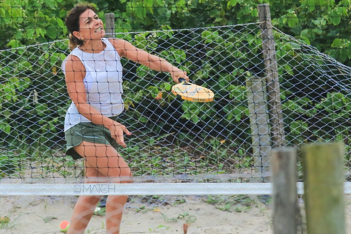 Miriam, mãe de Anitta, joga beach tennis (Foto: AgNews)