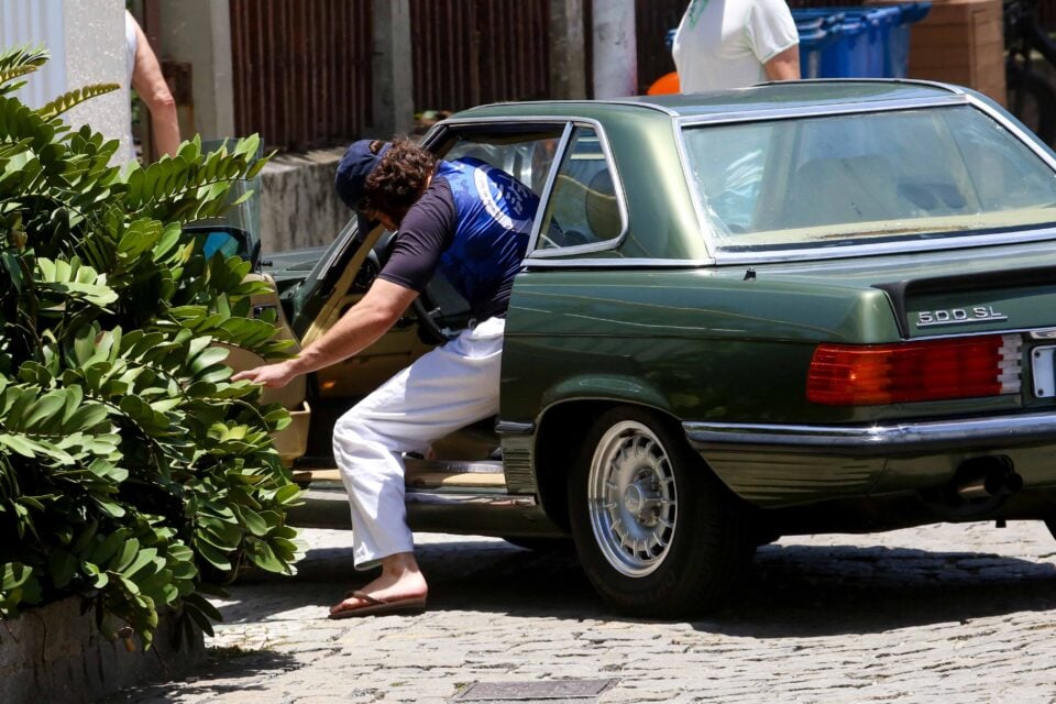 Chay Suede passeia com o filho José (Foto: AgNews)