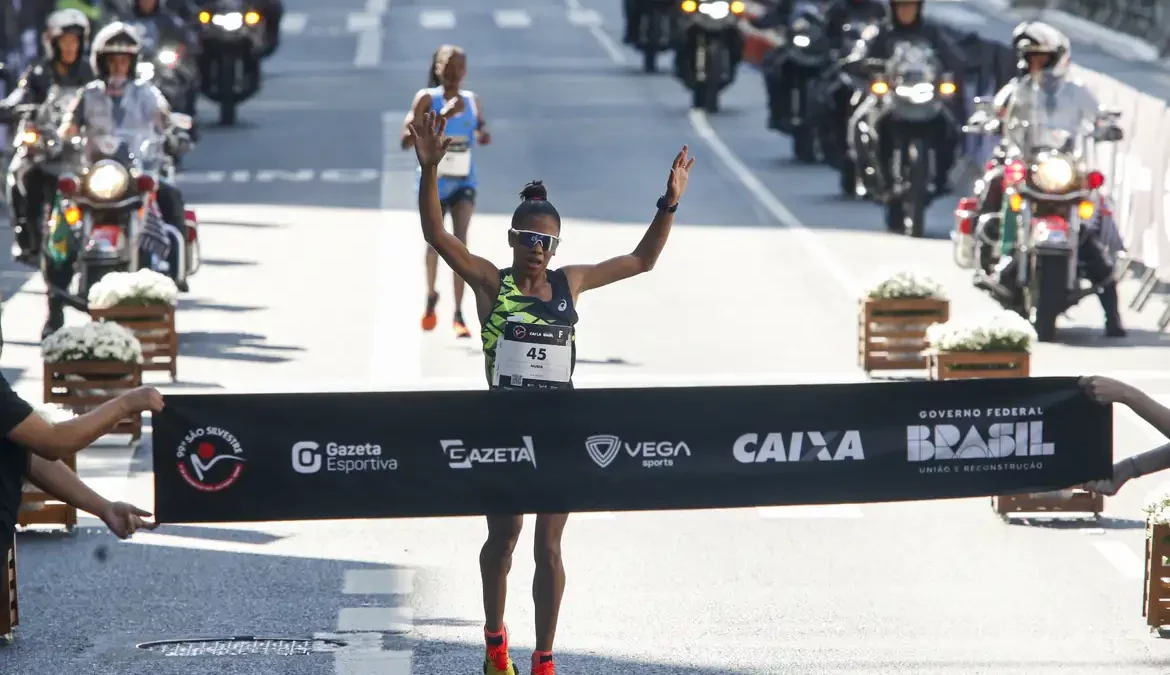 Núbia de Oliveira celebra o terceiro lugar