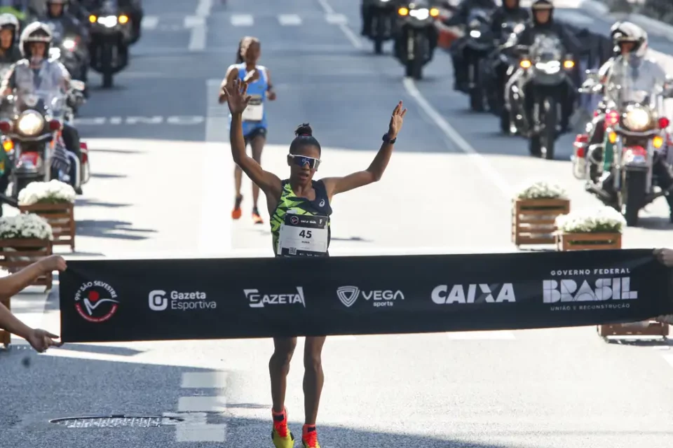 Núbia de Oliveira celebra o terceiro lugar