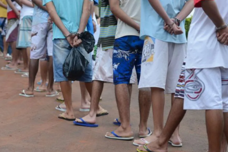 Presos em fila para saidinha (Foto: Agência Brasil)