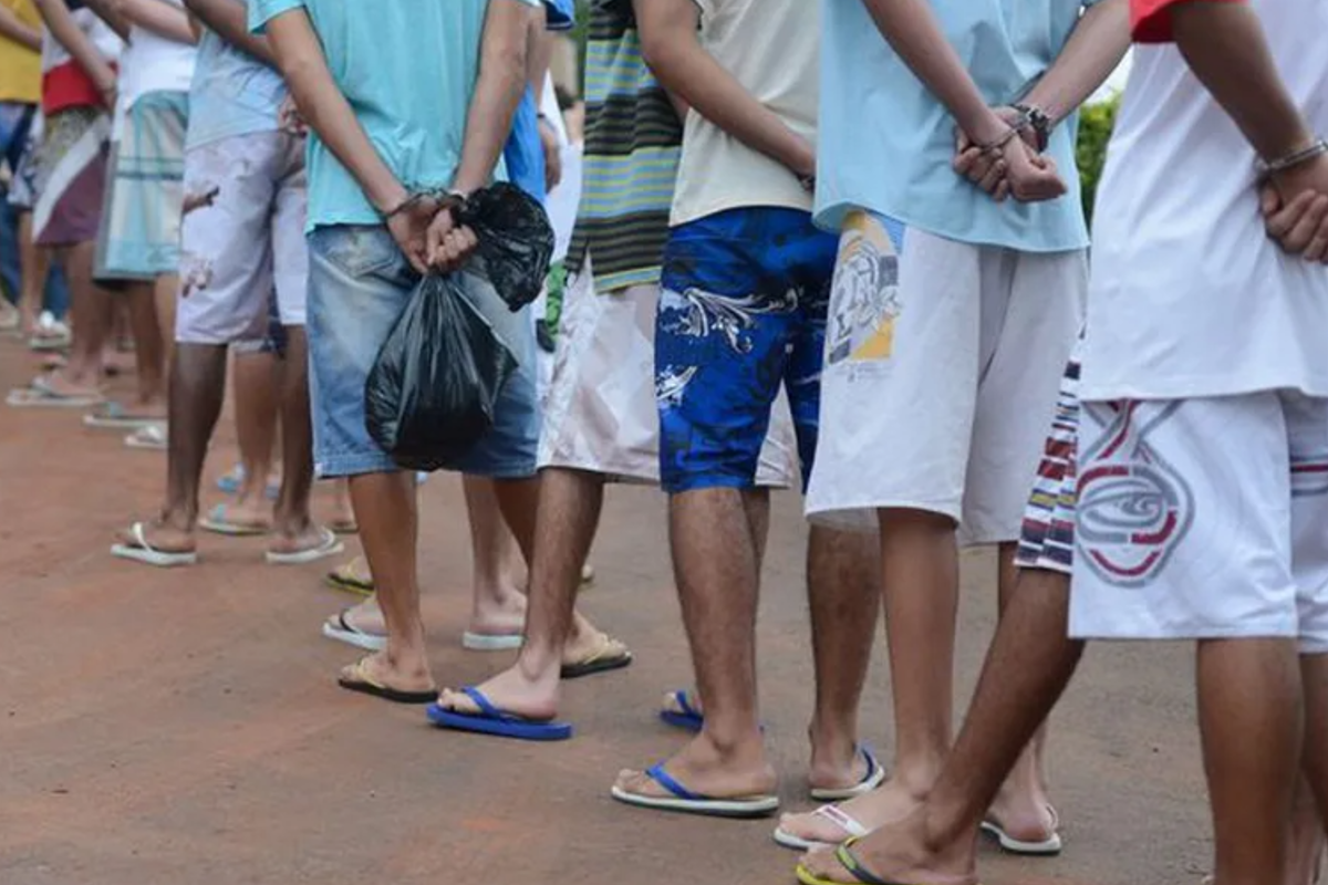 Presos em fila para saidinha (Foto: Agência Brasil)