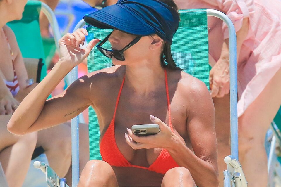 Deborah Secco exibe corpão na praia com a filha no penúltimo dia do ano