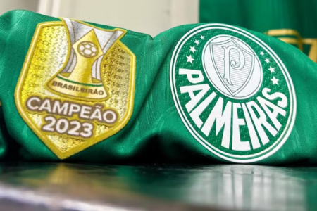 Camisa do Palmeiras com pacth de campeão brasileiro 2023. Foto: Reprodução/Palmeiras