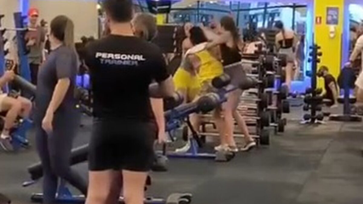 Vídeo mostra briga entre alunas de academia em Goiânia; assista Confusão teria ocorrido durante o revezamento de aparelhos