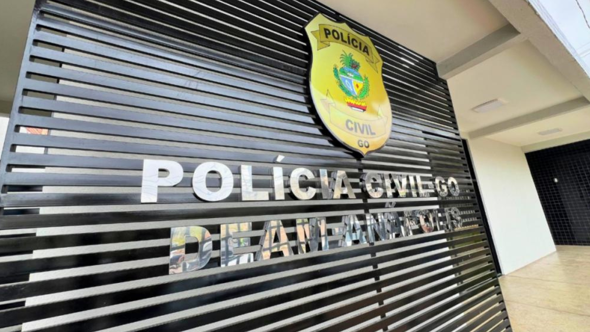 Imagem colorida mostra a entrada da Delegacia da Mulher em Anápolis.