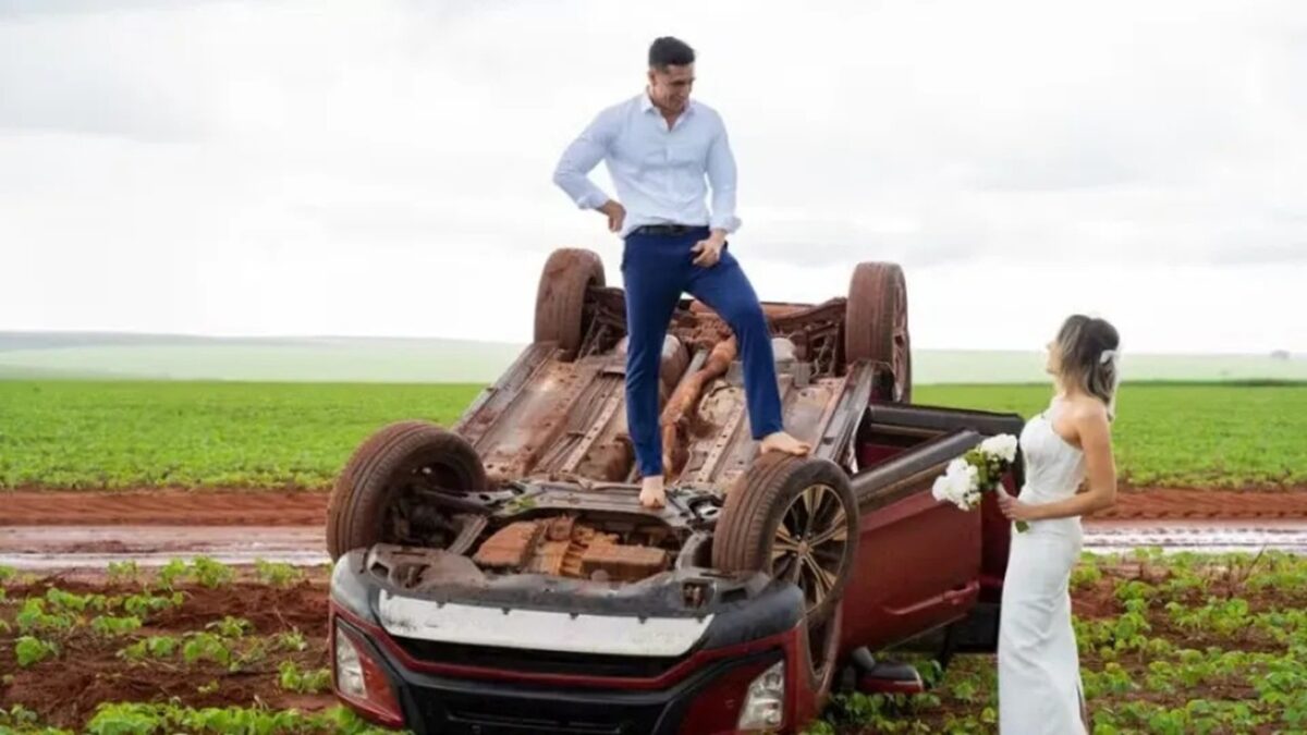 Noivos capotam carro e fazem ensaio fotográfico no local do acidente Marisa Morais e Kelmer Teixeira tinham acabado de sair do cartório