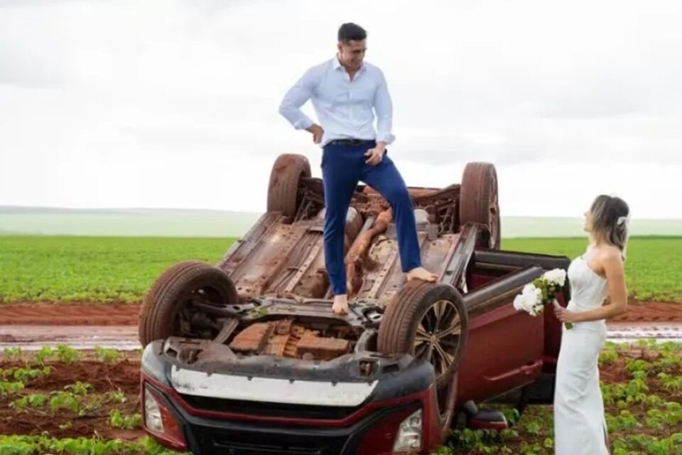 Noivos capotam carro e fazem ensaio fotográfico no local do acidente Marisa Morais e Kelmer Teixeira tinham acabado de sair do cartório