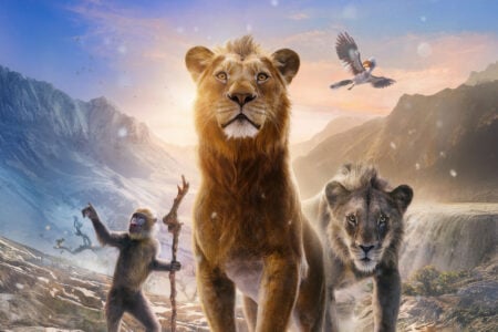 Ainda que não seja live-action, e sim uma animação fotorrealista, vamos chamar o remake "O Rei Leão" de 2019 e este "Mufasa" de live-action para melhor entendimento. E a intenção de refazer a animação mais aclamada e reverenciada da Disney como se fosse um documentário do National Geographic enche os olhos com uma tecnologia revolucionária, e de fato, surpreendente. É lindo de assistir e extremamente deslumbrante. O que não soa tão convincente é acompanhar animais tão reais cantando e tentando dançar na savana africana. Soa esquisito e fora de lugar, mas o remake tinha a força da trama original do desenho de 1994 e as músicas inesquecíveis de Tim Rice e Elton John, portanto, era um tiro certeiro que tinha tudo para arrecadar milhões mundialmente. Mas agora, como manter a marca viva? Vamos mostrar como Mufasa se tornou O Rei Leão utilizando a mesma técnica de animação ultra realista. Ao menos é uma história nova que não está refazendo o que já foi feito.