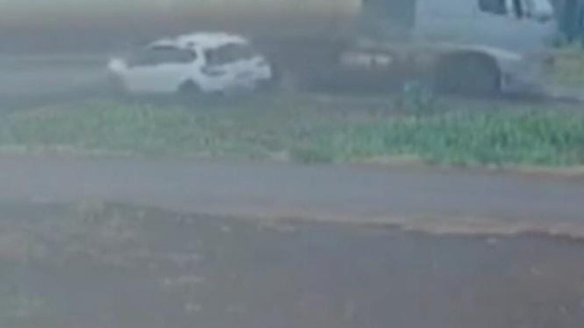 Motorista sai ileso após carro ser destruído por caminhão-tanque na BR-060