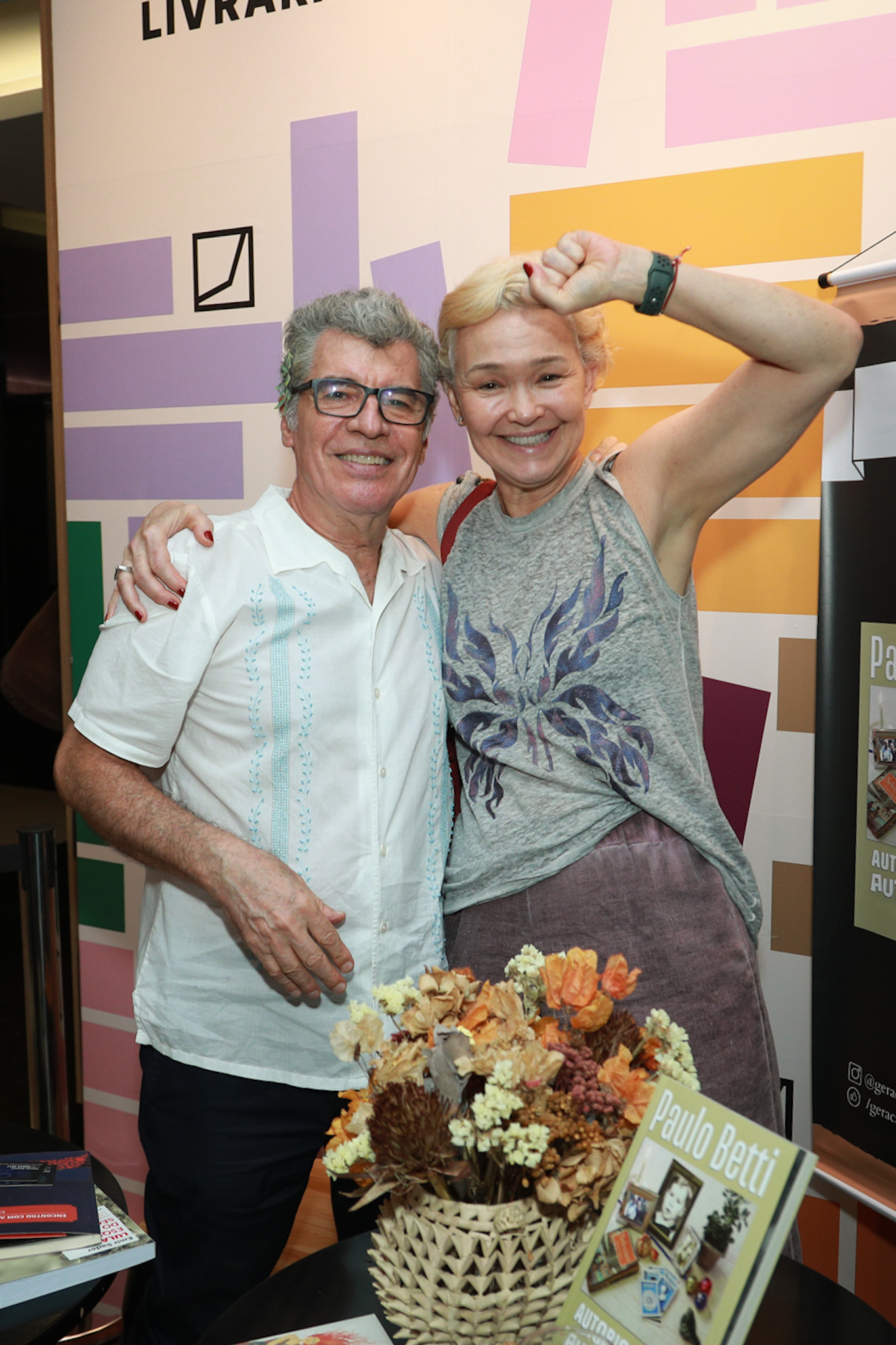 Paulo Betti recebe famosos durante lançamento de seu livro no Rio de Janeiro