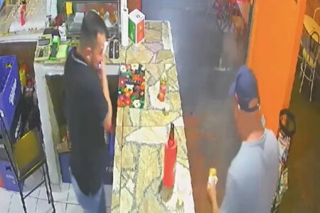 Momento em que coxinha explode no rosto de homem no Paraná (Foto: Reprodução)