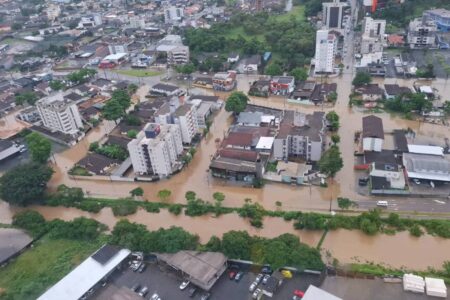 Chuvas fortes em SC provocam alagamentos e 200 têm que sair de casa