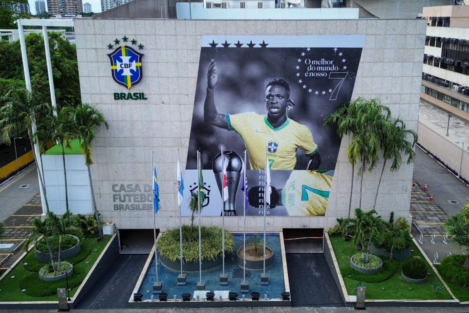 Vini Jr. é homenageado pela CBF