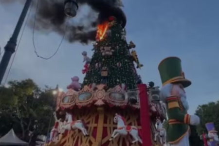 Topo da árvore de natal pegando fogo e fumaça preta se espalhando no ar