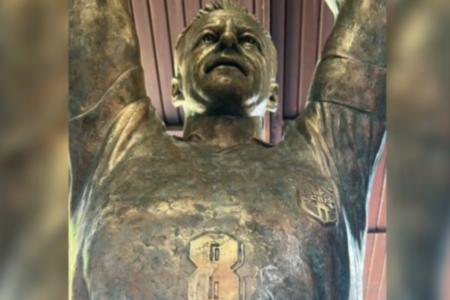 Ex-jogador Dunga, capitão do tetra, homenageado (Foto: Reprodução)