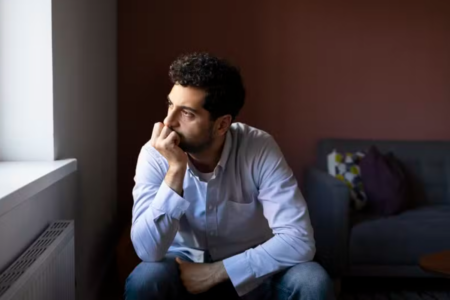 As festas de fim de ano podem agravar sentimentos de tristeza, estresse e ansiedade (Foto: Freepik)