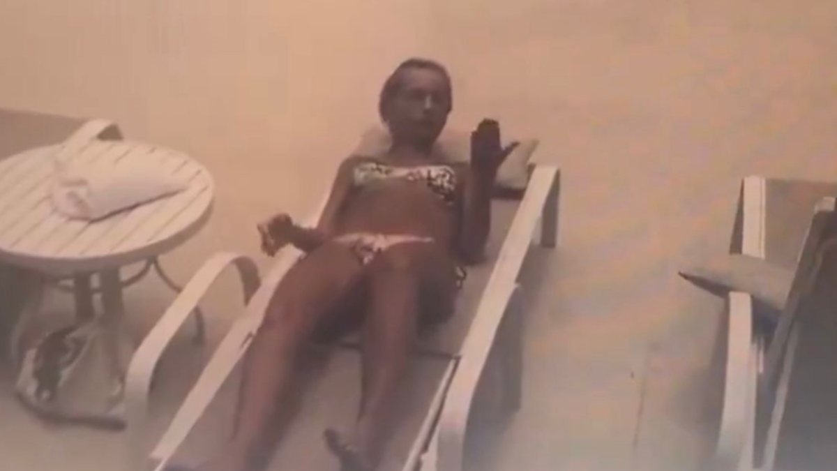 Câmeras de seguranças registraram o momento em que a mulher foi atingida de raspão (Foto: Reprodução/X)