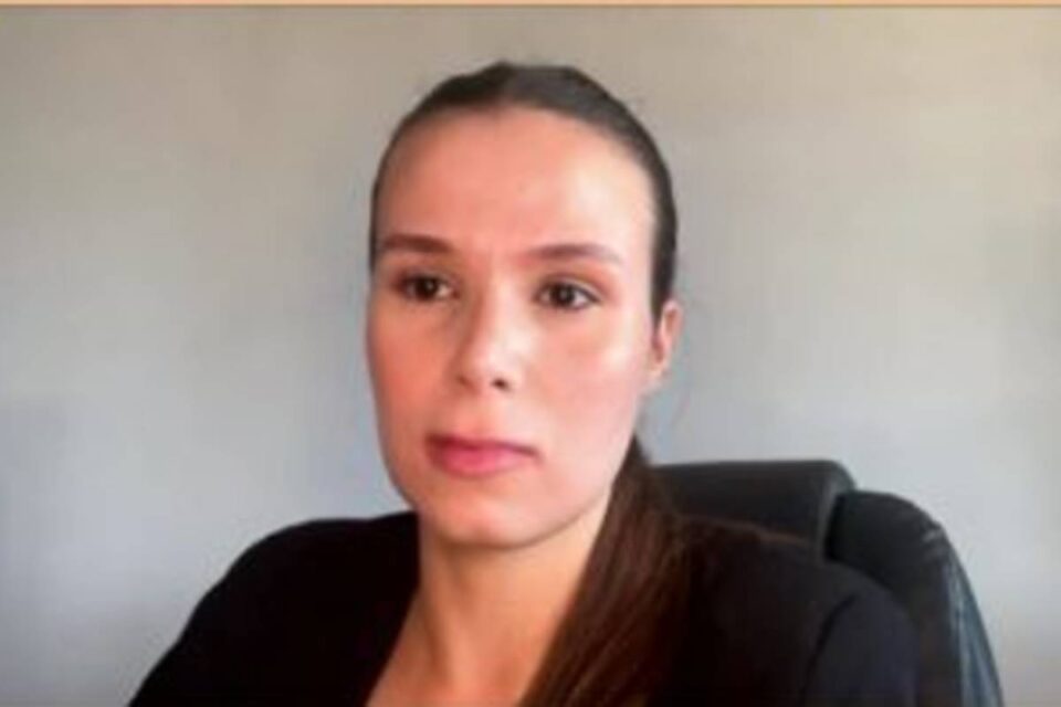 Mulher que recusou trocar de assento no avião se pronuncia