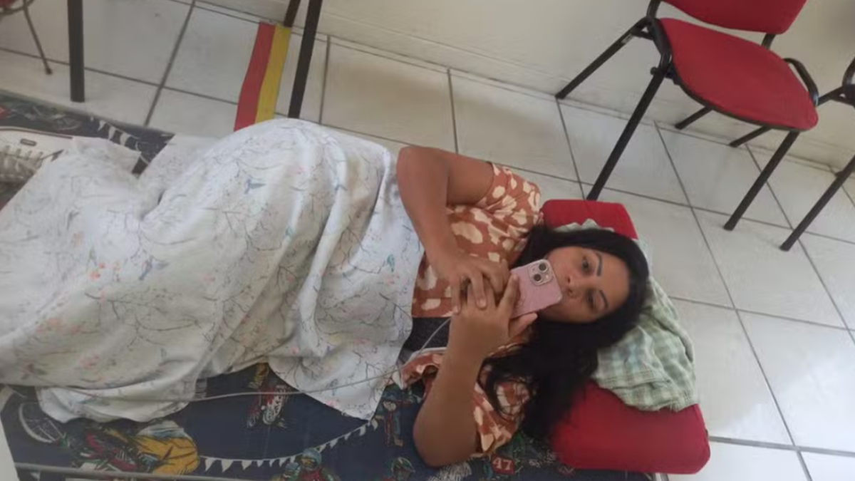 Eline Nascimento se deitou na loja da Enel, em Cabo Frio, em protesto contra a falta de luz em casa (Foto: Reprodução)