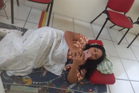 Eline Nascimento se deitou na loja da Enel, em Cabo Frio, em protesto contra a falta de luz em casa (Foto: Reprodução)